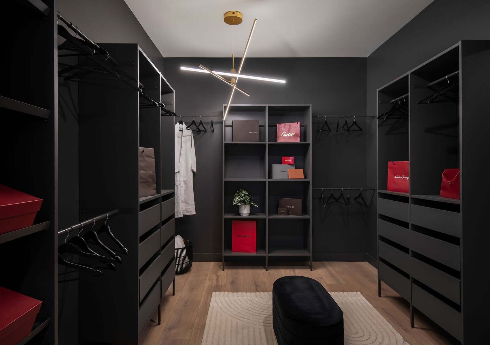 DOMAINE 39 Penthouse Closet
